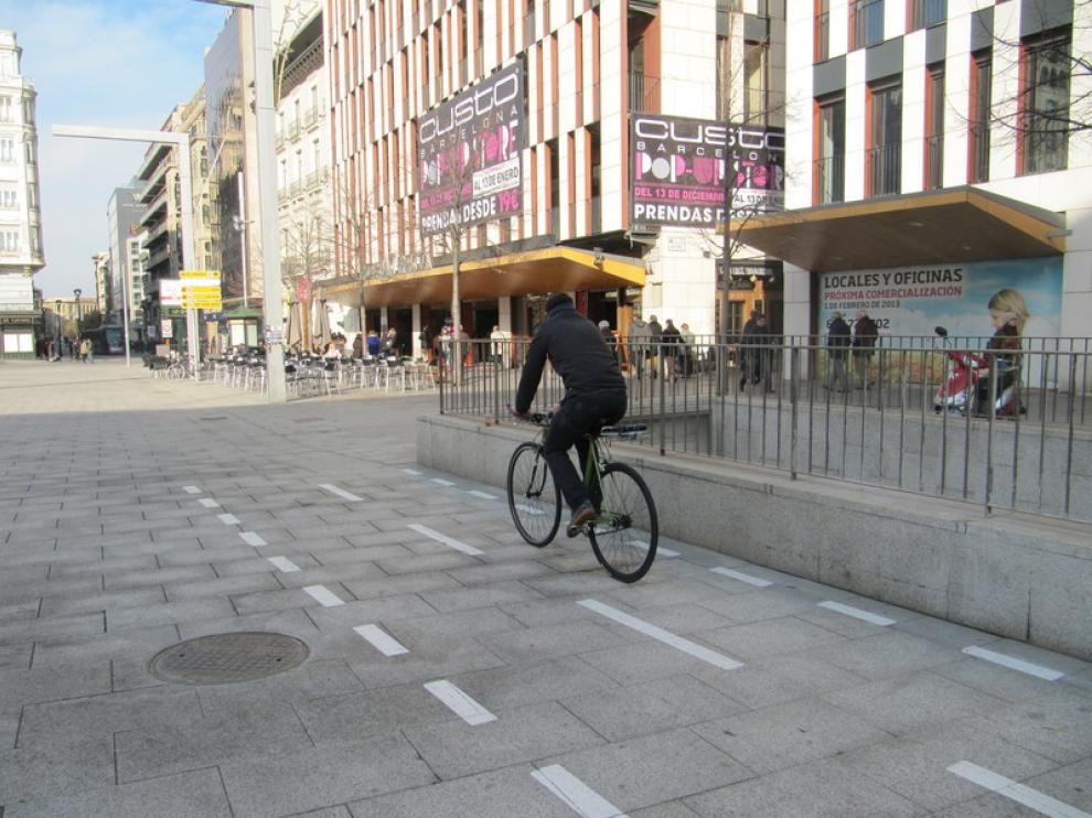 Un ciclista, ayer, en el nuevo carril bici de la plaza de España