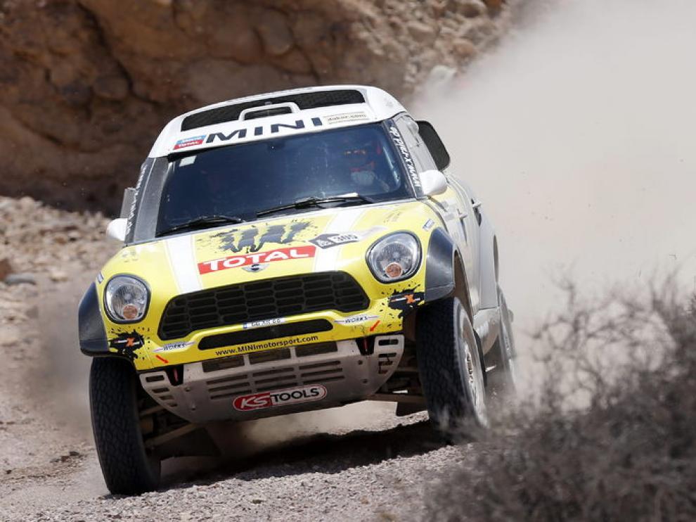 El piloto español Nani Roma conduce su vehículo durante la una etapa del Dakar