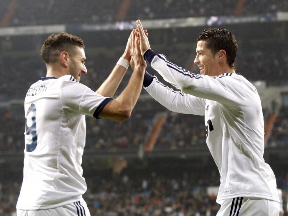 Cristiano Ronaldo celebra uno de sus goles con Benzema.