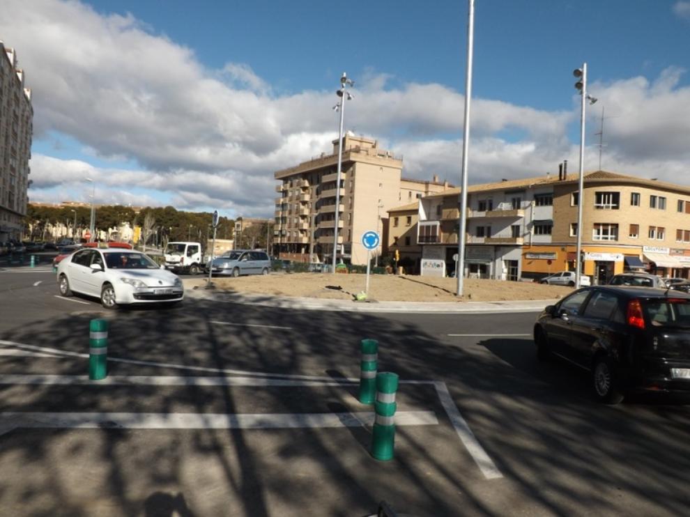 Tráfico en la nueva rotonda del Isuela, en Huesca.