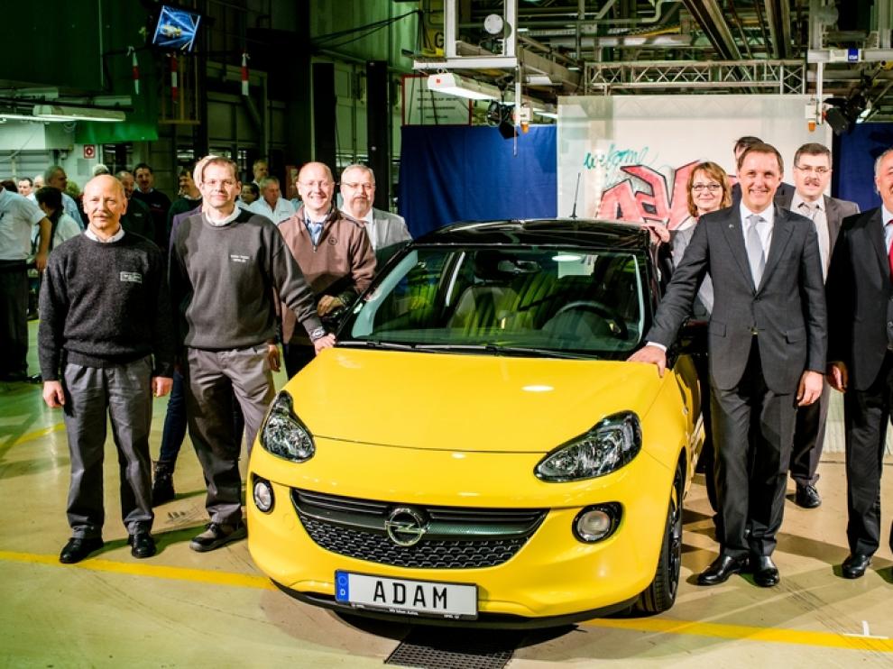 Girsky (segundo por la derecha) en la presentación del nuevo Opel Adam