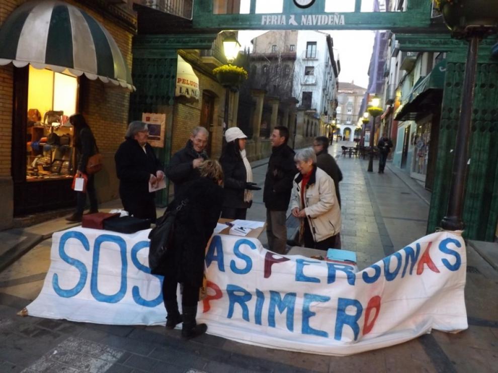 La mesa de recogida de firmas, al comienzo de la calle Villahermosa