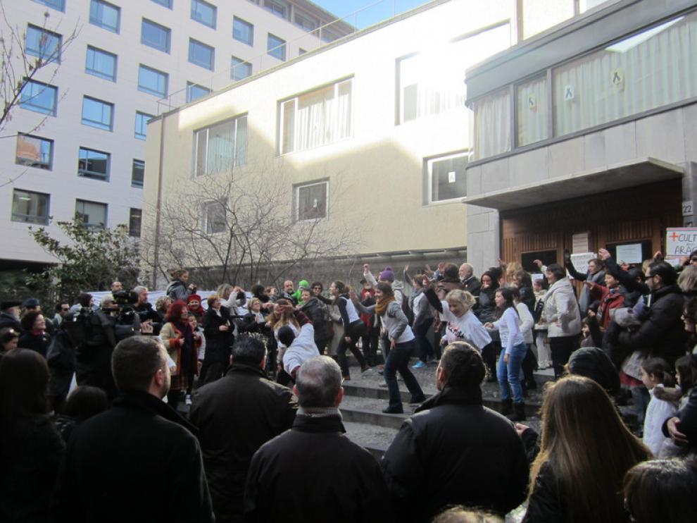 Un 'flashmob' en contra del cierre de la Biblioteca de Aragón los sábados