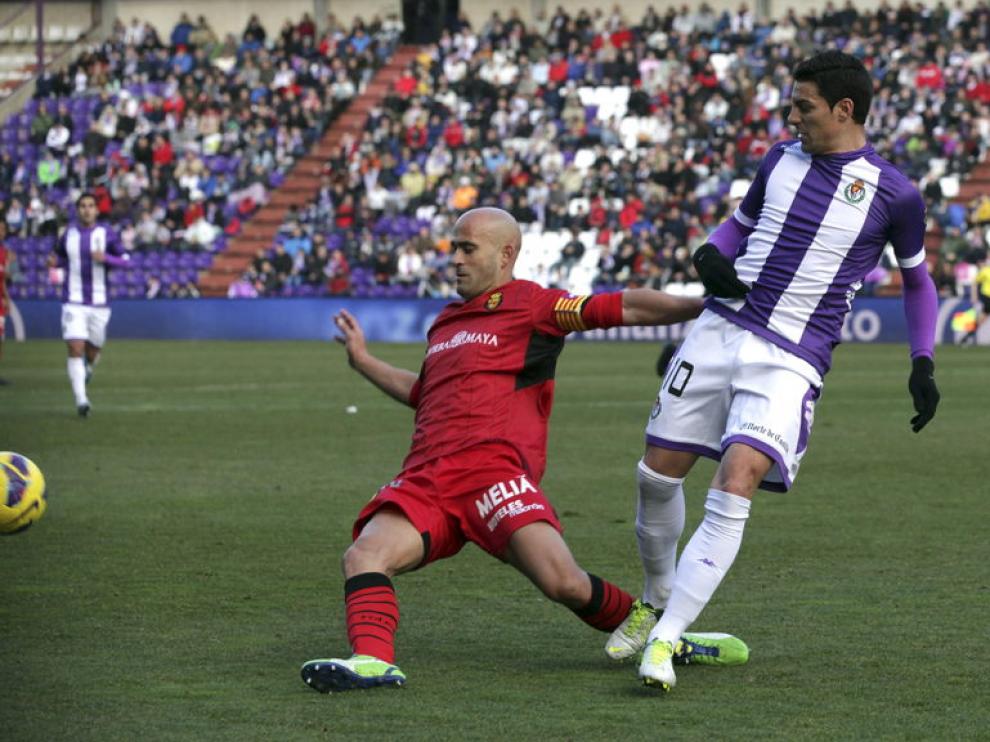 Óscar y Nunes pelean por el balón
