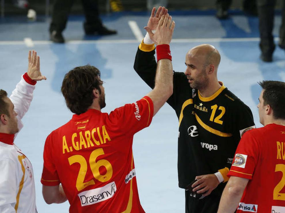 Sierra es felicitado por sus compañeros Antonio García y Ruesga
