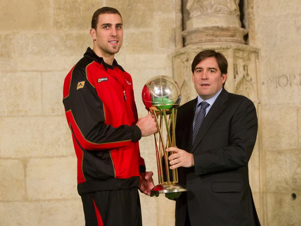 Raynaldo Benito y Pablo Aguilar, con el trofeo