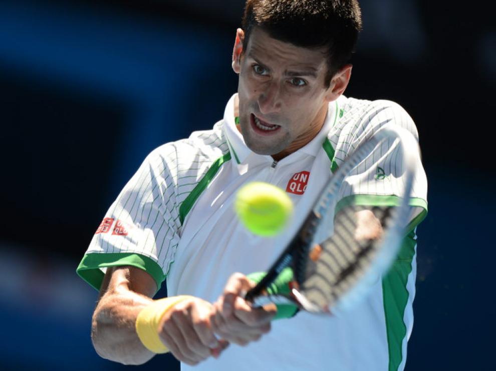 Djokovic golpea la pelota