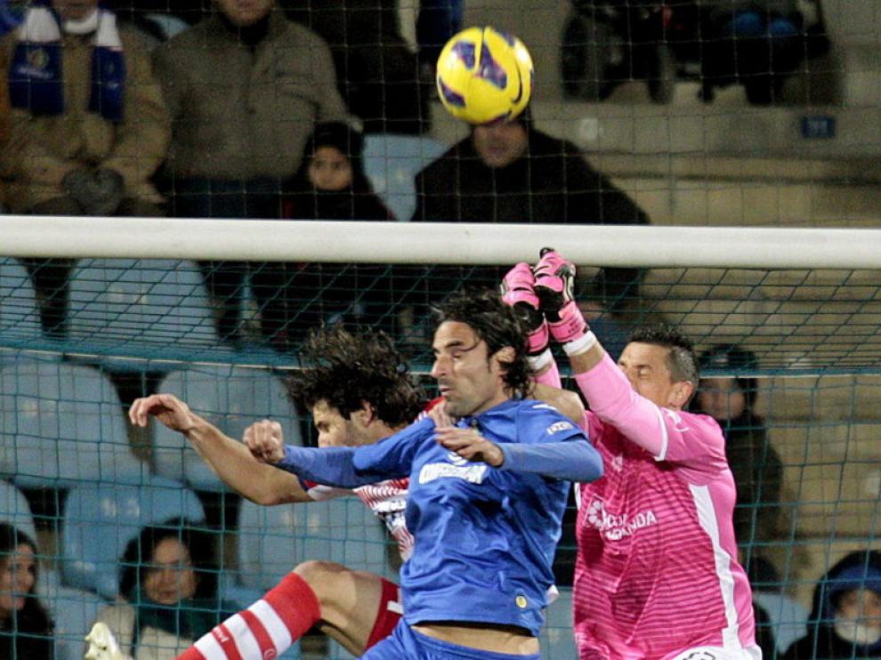El centrocampista del Getafe Juan Rodríguez y el portero del Granada Roberto Fernández