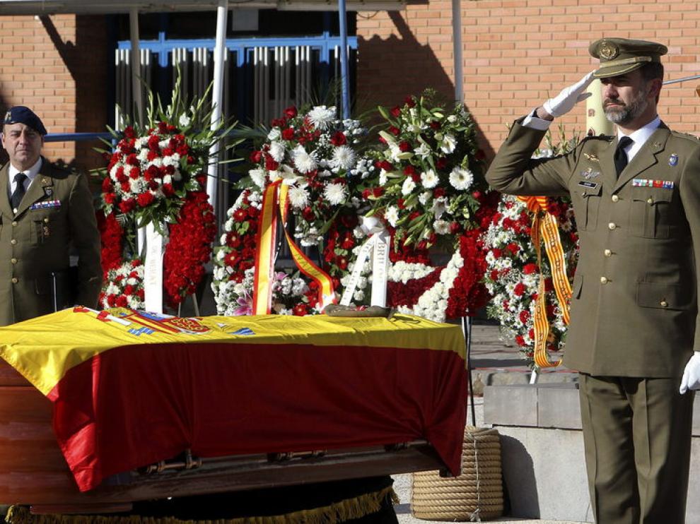 El Príncipe Felipe impone la medalla al sargento fallecido.