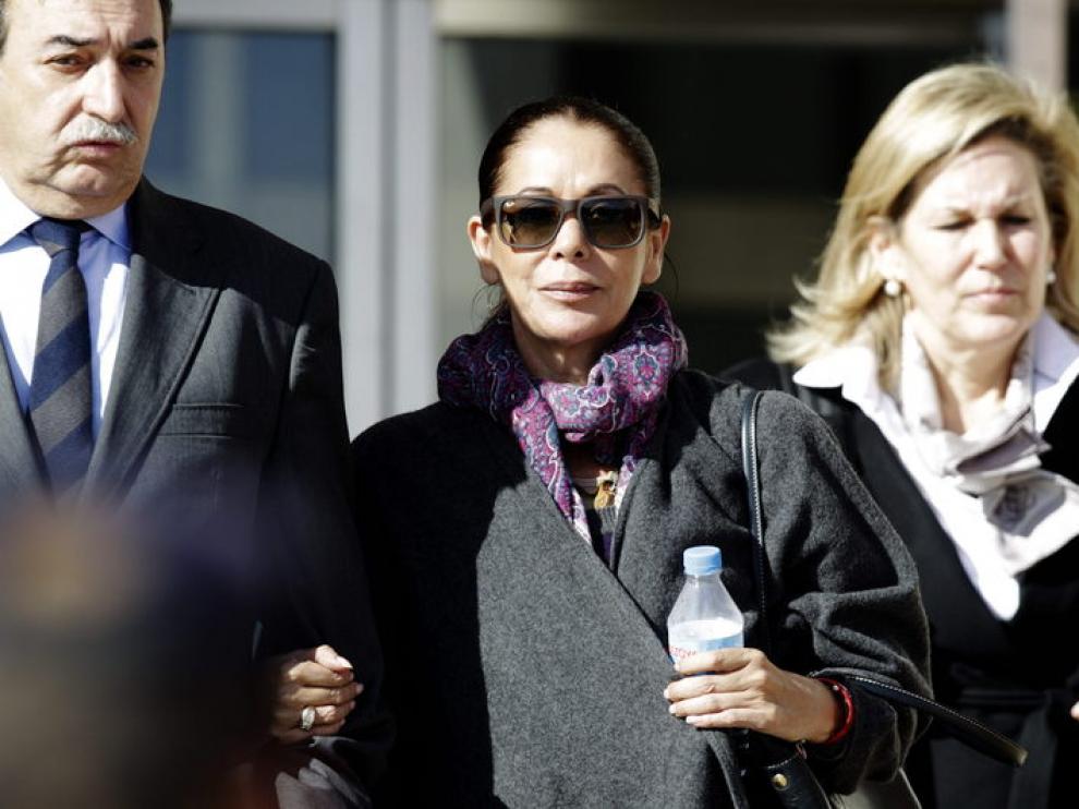 Isabel Pantoja sale de la Audiencia de Málaga