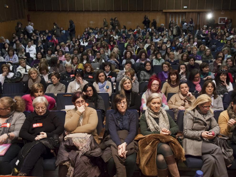 Monitoras de comedor reunidas en el Centro Pignatelli de Zaragoza