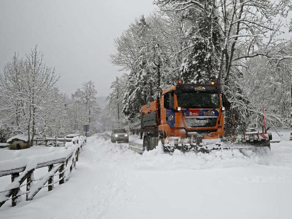 Un camión quitanieves retira la nieve acumulada en la NA-7510, en la Sierra de Aralar.