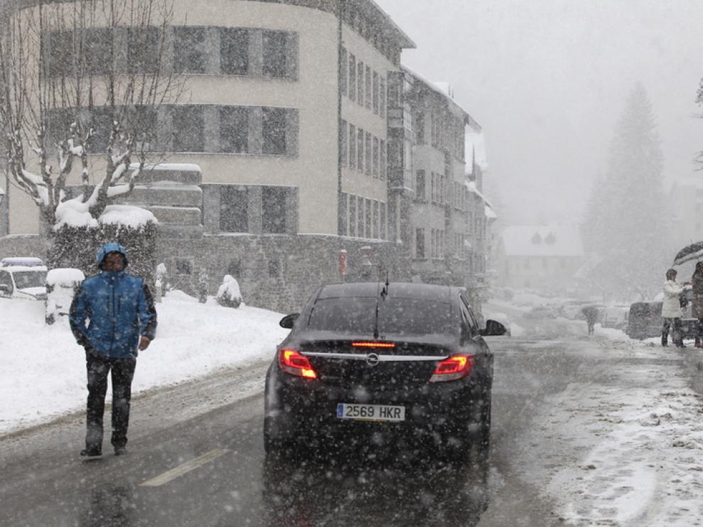 Una carretera con hielo y nieve, en Canfranc.