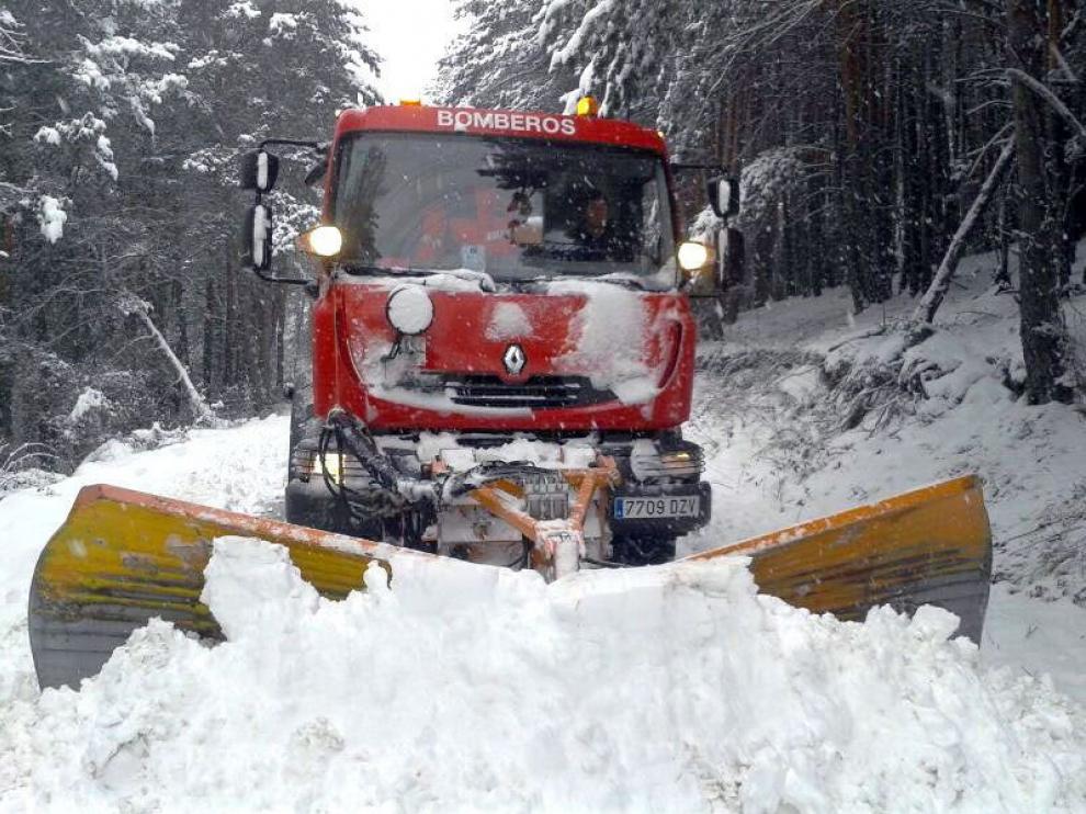 Un vehículo de bomberos realizando trabajos de limpieza de la nieve en una foto de archivo.
