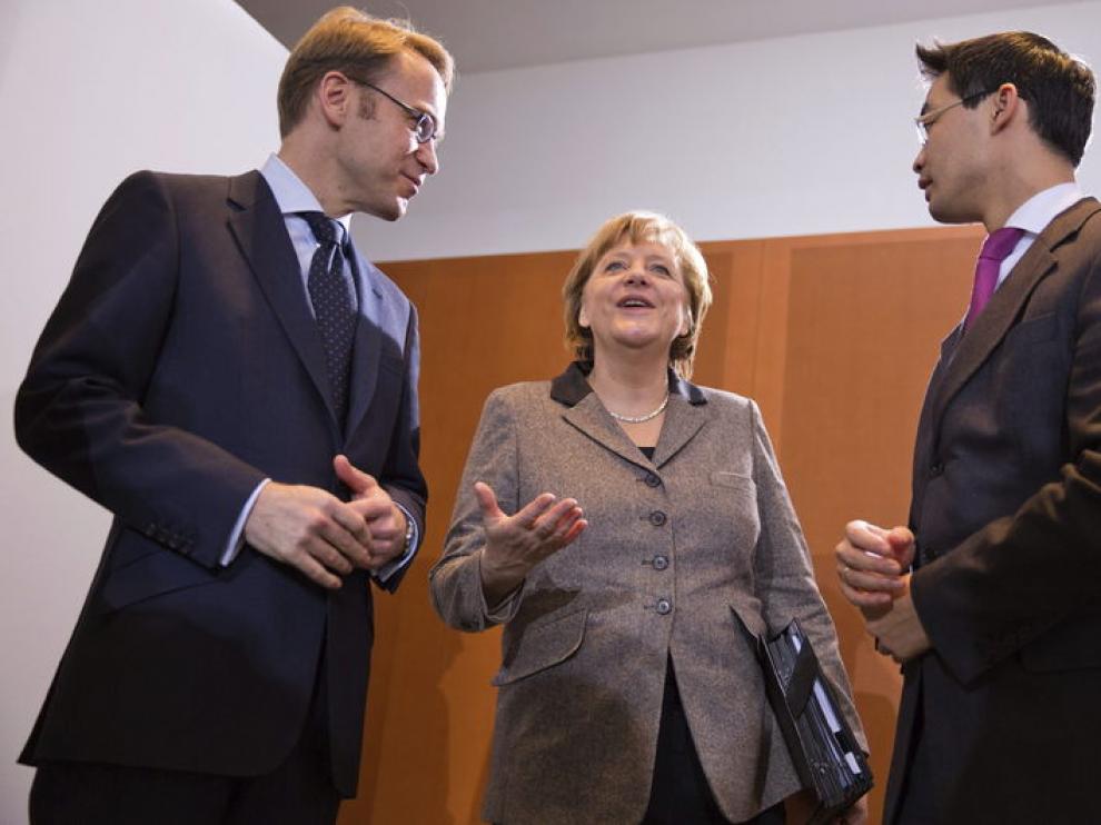 Angela Merkel conversa con su ministro de Economía, Philipp Rösler.