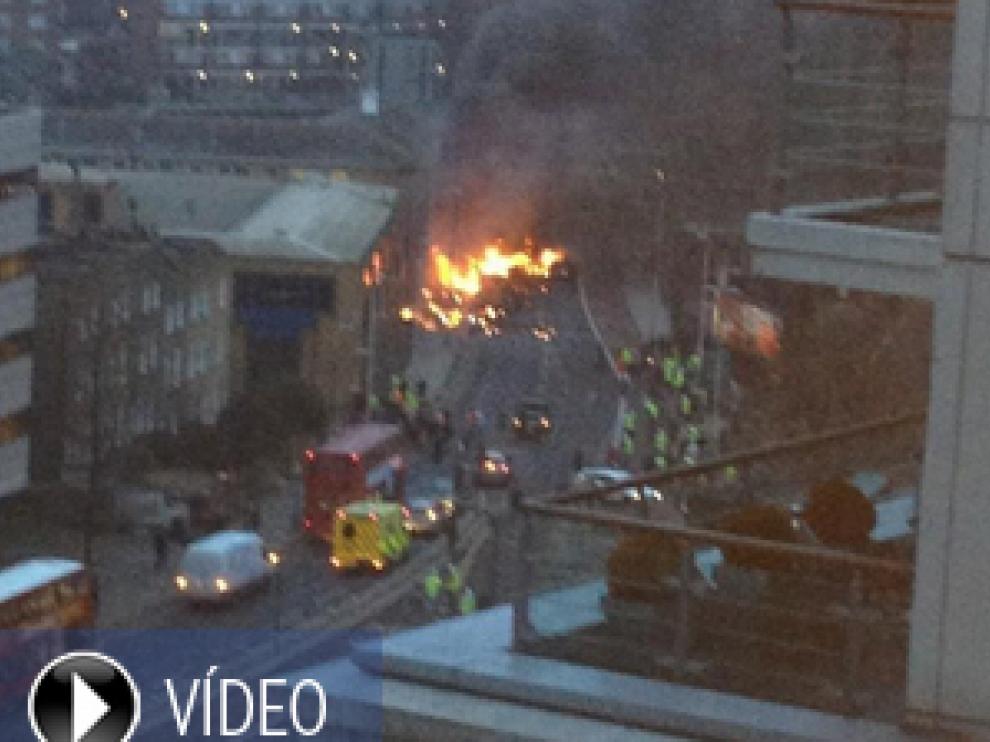 Un helicóptero se estrella contra una grúa cerca de una estación ferroviaria en Londres