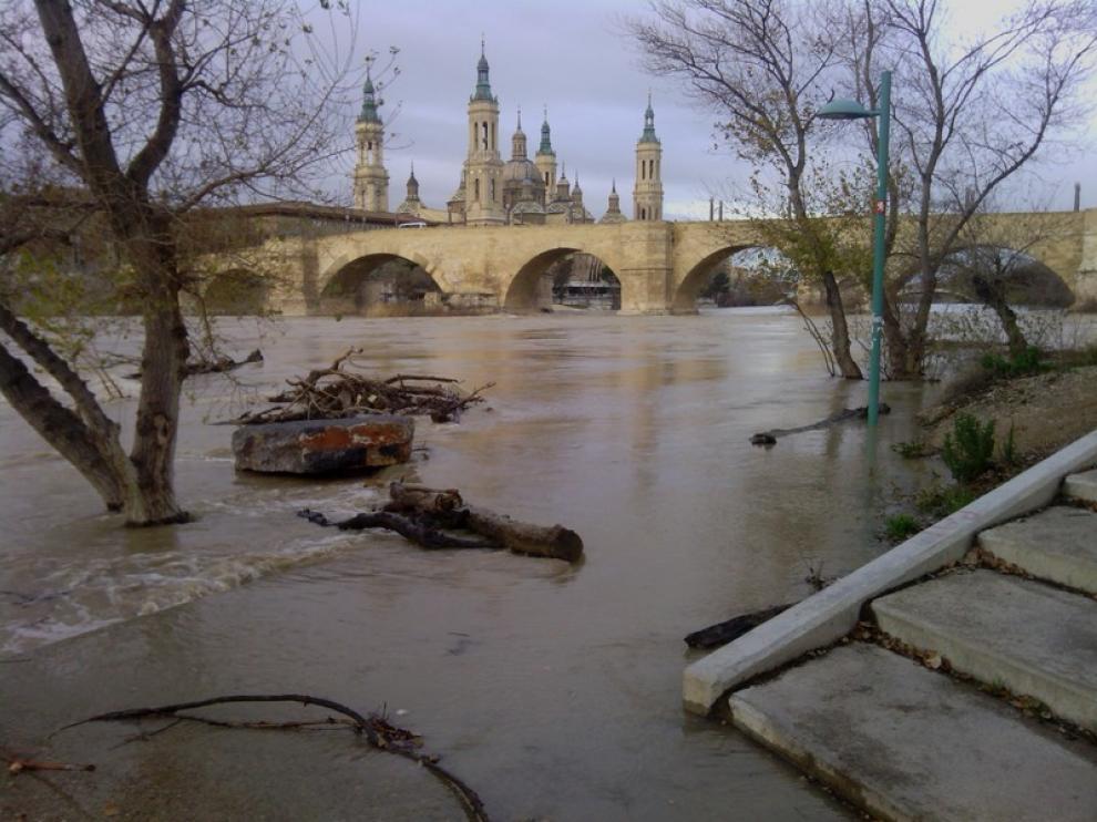 Vista de la crecida del río Ebro desde Zaragoza