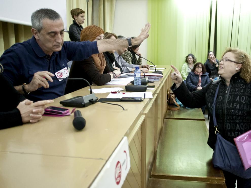 Pepe Gimeno, de UGT, y Sagrario Mirablanca, de CC.OO., enfrentados en la asamblea