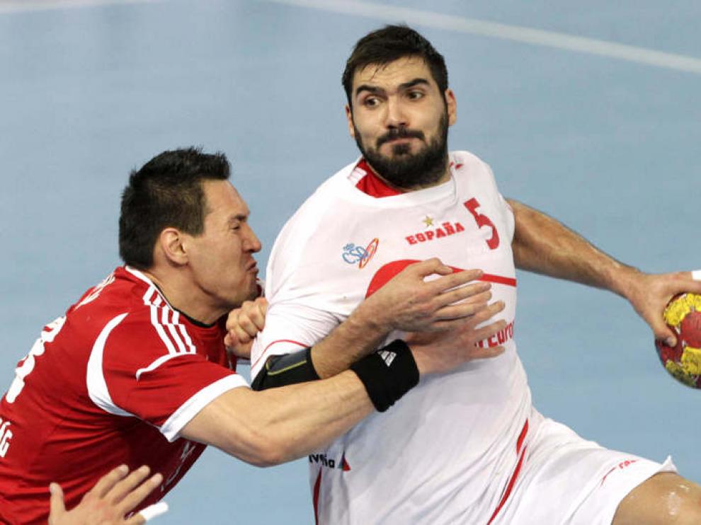Jorge Maqueda lucha por la posesión del balón.