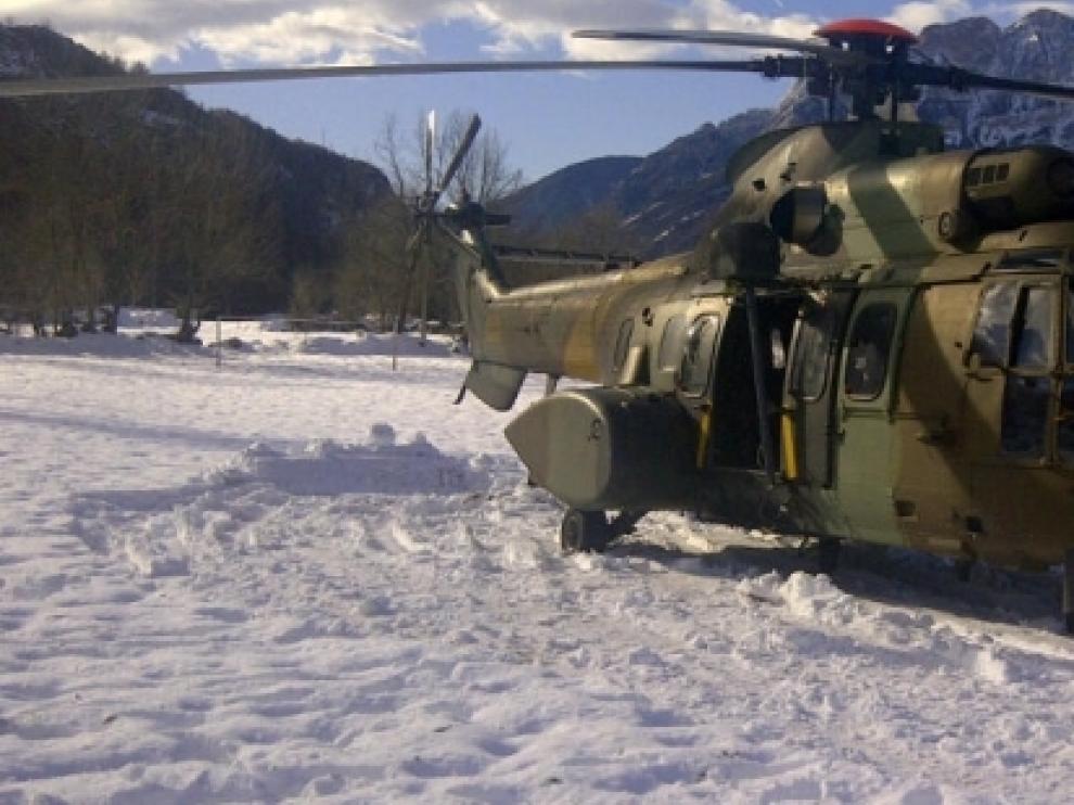 Helicóptero que participa en el operativo de evacuación.