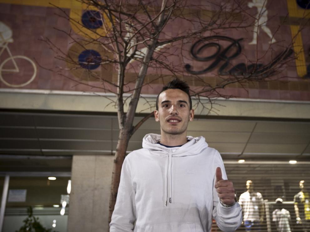 José Manuel Fernández, junto a las oficinas del Real Zaragoza