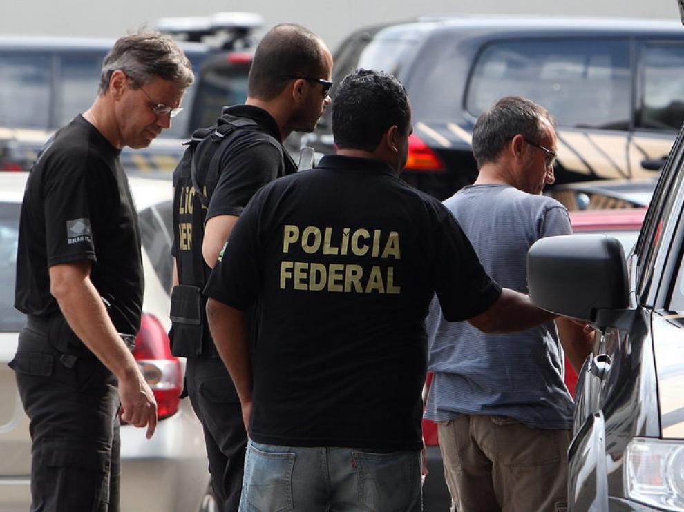 El presunto etarra Joseba Gotzon Vizán escoltado por miembros de la Policía Federal.