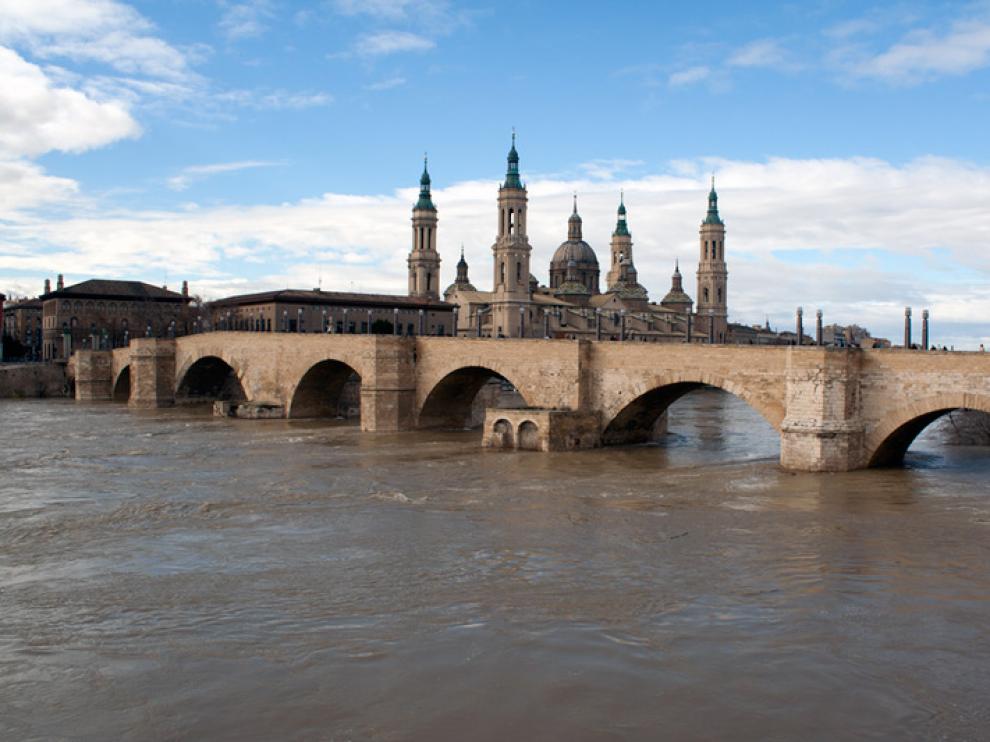 La subida del caudal del Ebro obliga a cerrar al público la ribera del Ebro