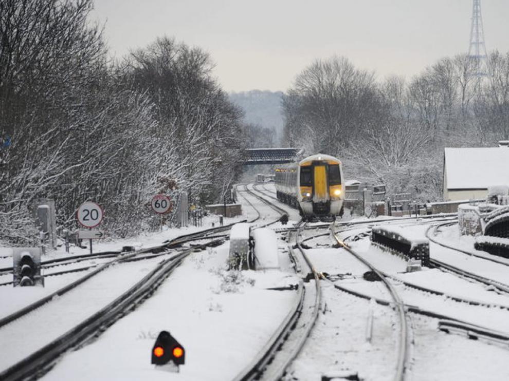 Un tren llegando a la estación londinense de Herne Hill.