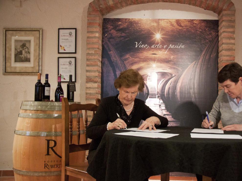 Cecilia Giménez y Susana Ruberte, en la firma del acuerdo