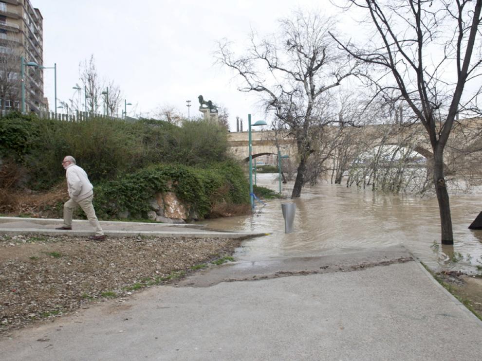 La riada, a su paso por Zaragoza