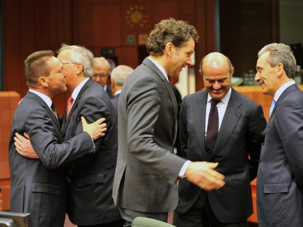 De Guindos, entre Juncker y Dijsselbloem