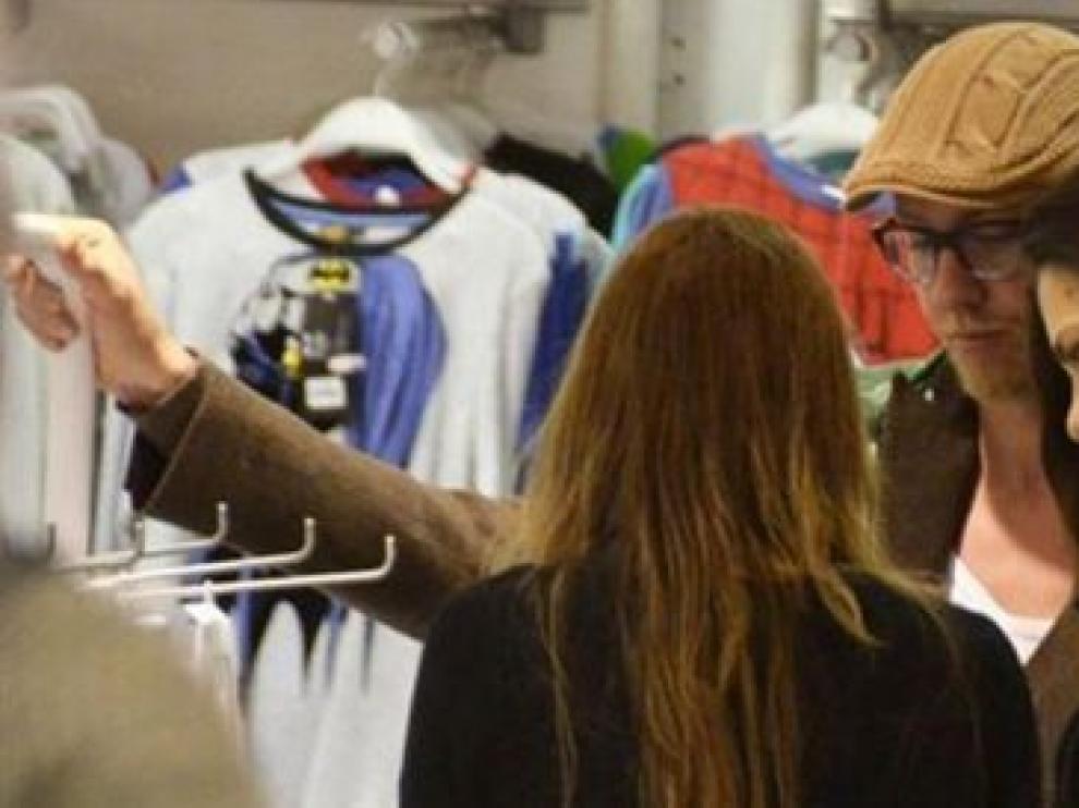 Romina y Guti de compras