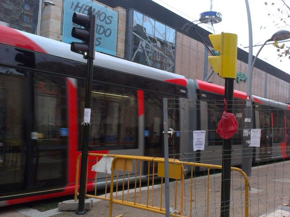 Un tranvía en pruebas circulando por la avenida de María Zambrano, junto a Grancasa.