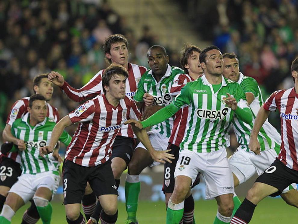 Jugadores del Betis y del Athletic de Bilbao durante el encuentro disputado en Sevilla.