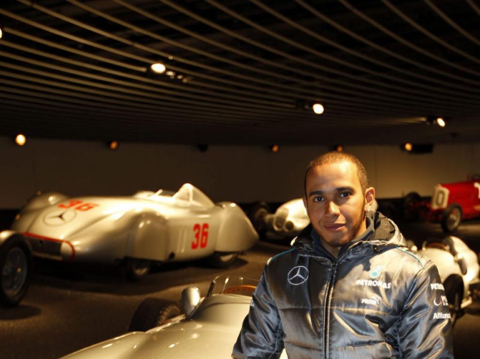 Hamilton durante su visita al museo Mercedes-Benz de Stuttgart