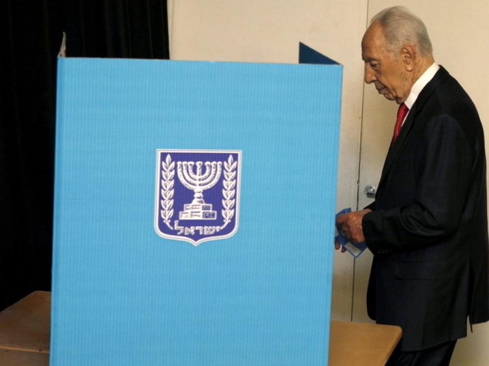 Simon Peres acude a votar