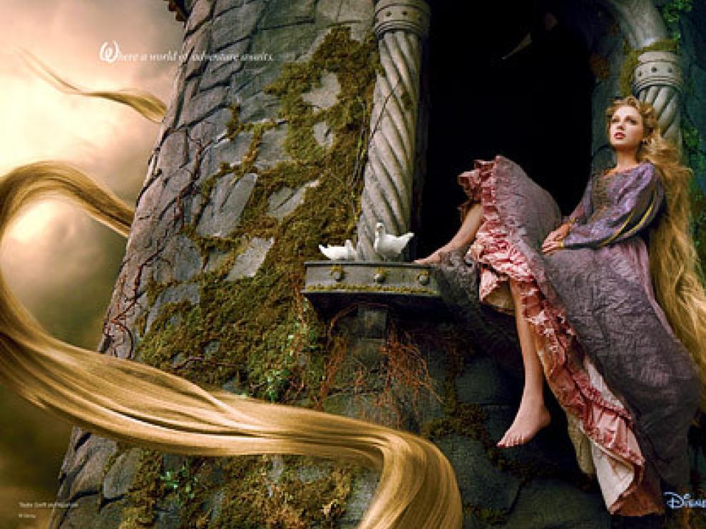 Taylor Swift con una larga melena rubia