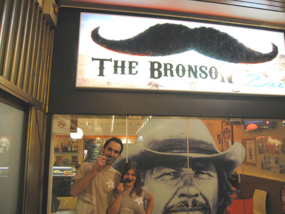 Patricio y Carmen, en la puerta de The Bronson Bar