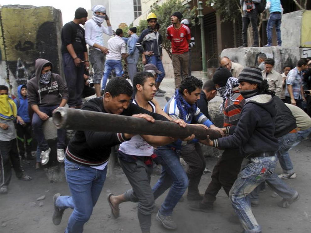 Jóvenes intentan derribar un muro que aísla el Parlamento de la plaza Tahrir