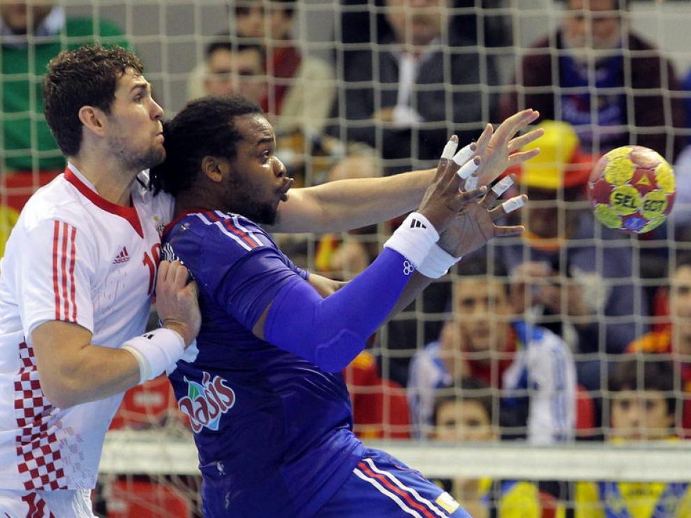 Zlatko Horvat lucha con Cédric Sorhaindo por el balón