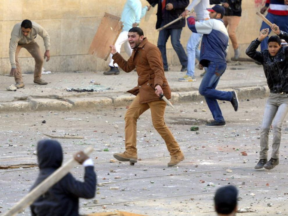 El segundo aniversario de la revolución que derrocó a Hosni Mubarak deja más de un centenar de heridos en El Cairo y en Alejandría