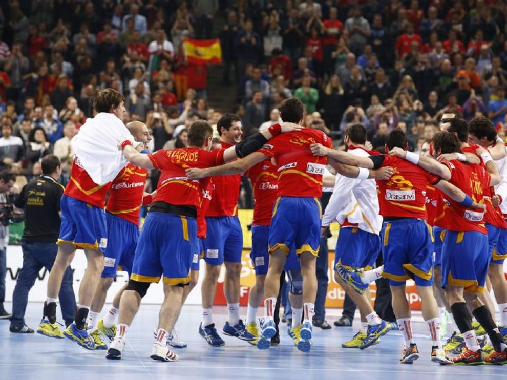La selección española de balonmano celebra su victoria frente a Eslovenia en el Palau Sant Jordi.