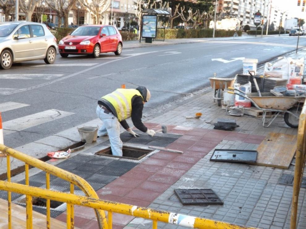Obras de rebaje de las aceras en la avenida de Martínez de Velasco