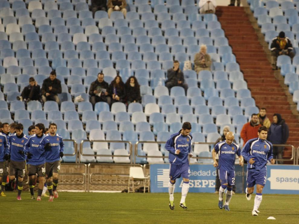 Los futbolistas del R.Zaragoza, en un calentamiento