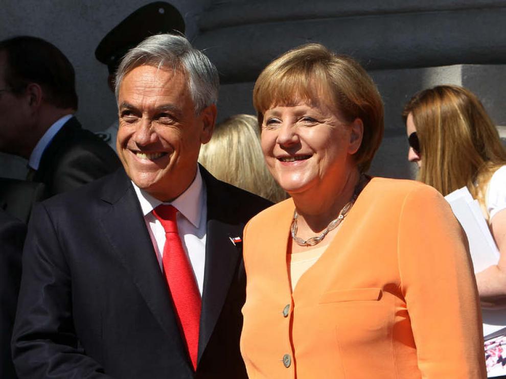 La caniller alemana saluda al presidente de Chile, Sebastián Piñera