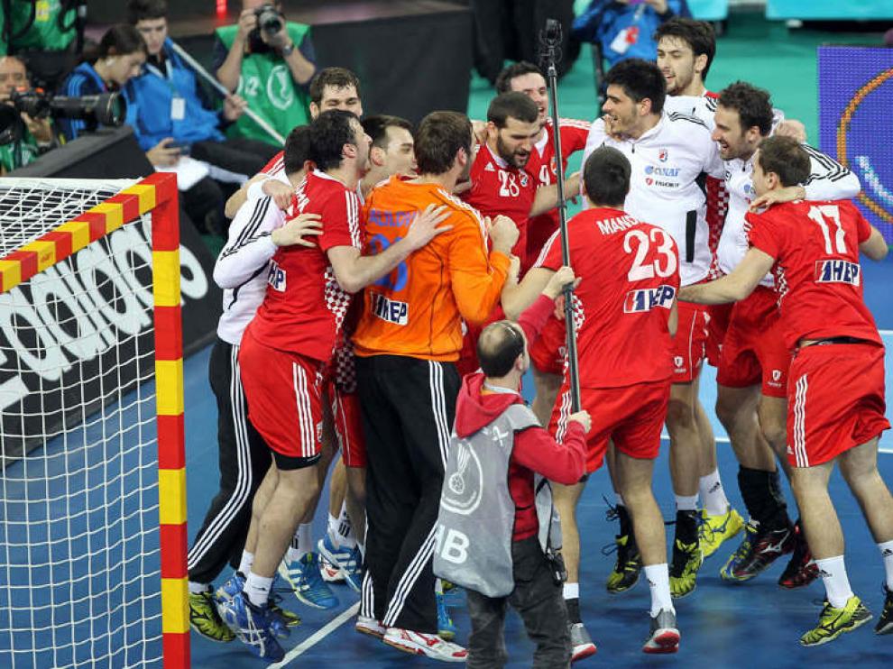 El equipo croata celebra la victoria en Barcelona