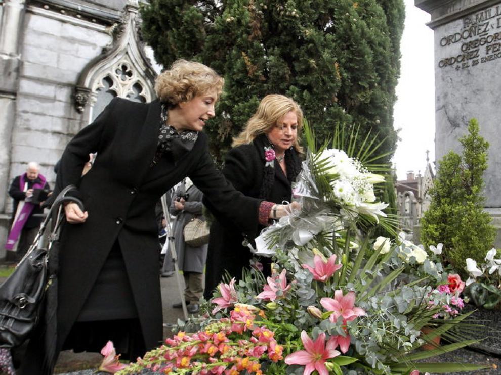 La hermana y la viuda de Gregorio Ordóñez visitan la tumba del concejal asesinado