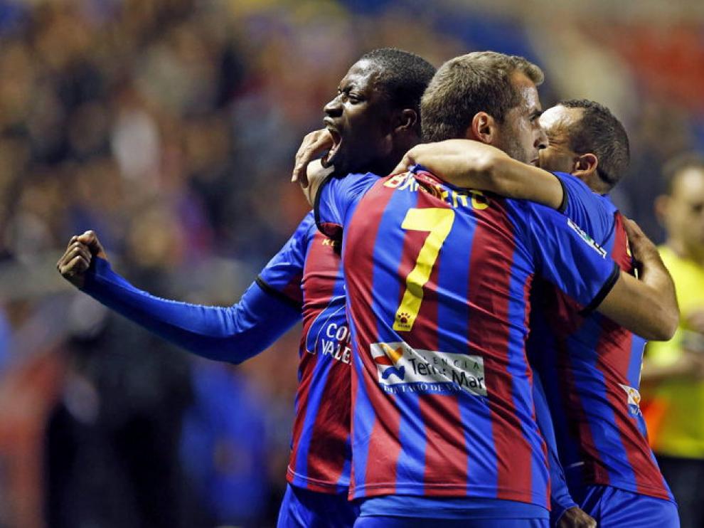 Los jugadores del Levante celebran un gol