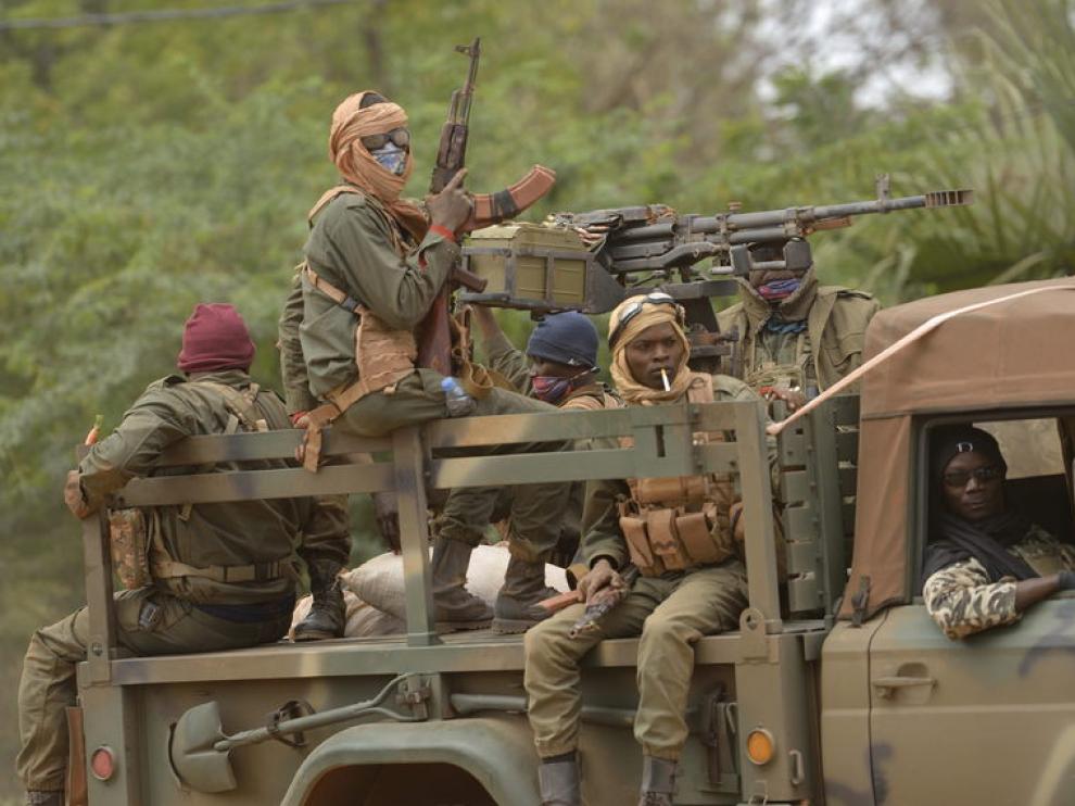 Soldados malienses en la ciudad de Diabaly, a 400 kilómetros de Bamako