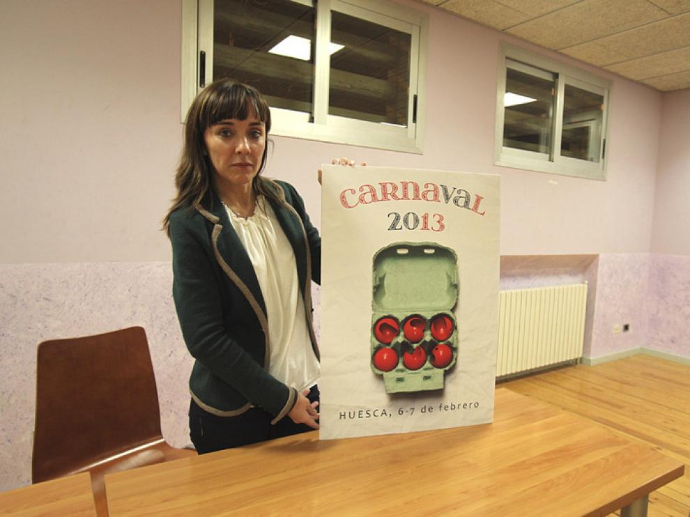 La concejal Gemma Allué sostiene el cartel ganador